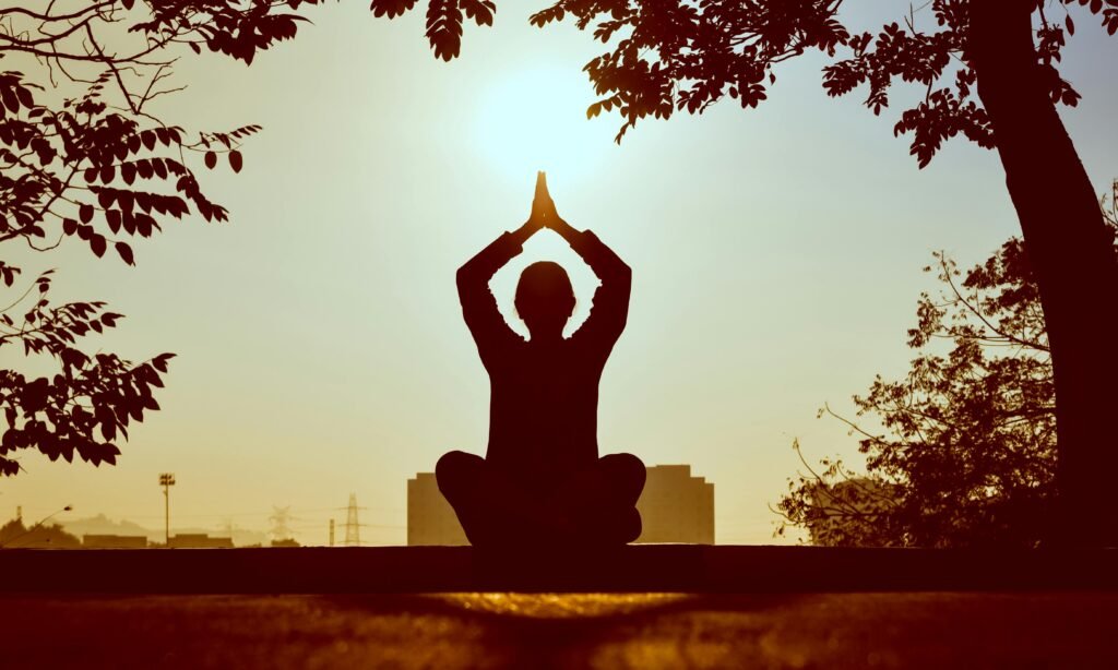 mindfulness, daily mindfulness, mindfulness techniques, inner peace, mindful breathing, meditation, stress relief, self-awareness, gratitude practice, journaling, mindful eating, walking meditation, sound awareness, evening ritual, mental clarity, calm mind, personal growth, mindfulness for beginners, mindfulness tips, relaxation techniques